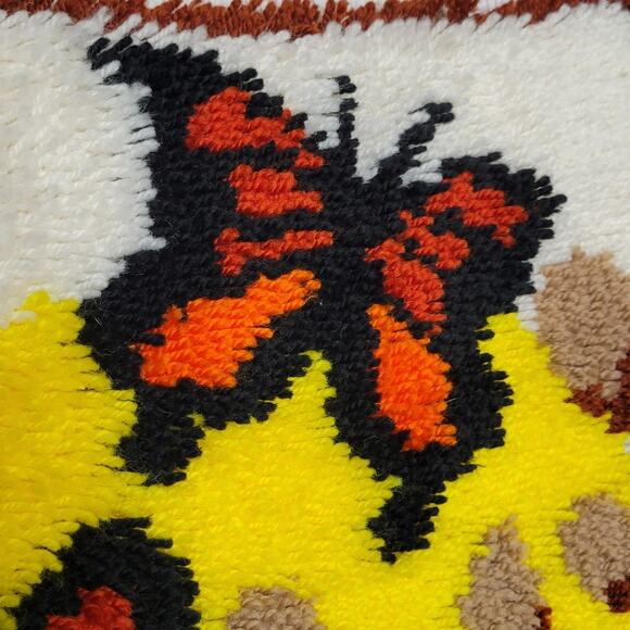 Vintage 70s Latch Hook Rug - Butterflies & Flowers, 20" x 27" - Picture 4 of 7